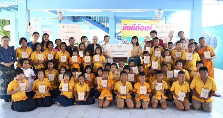 01ใต้ภาพรับมอบ สื่อการเรียนการสอน ในโครงกา