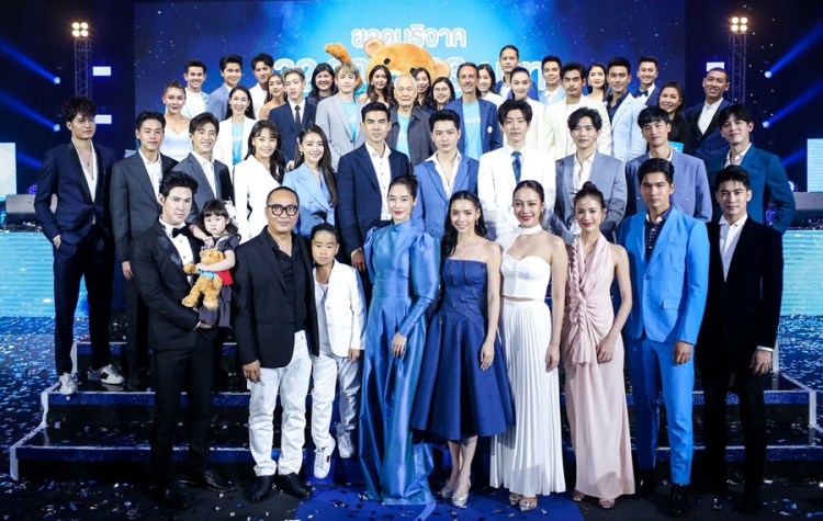 ตัวแทนจากยูนิเซฟ ถ่ายภาพร่วมกับดารานักแส