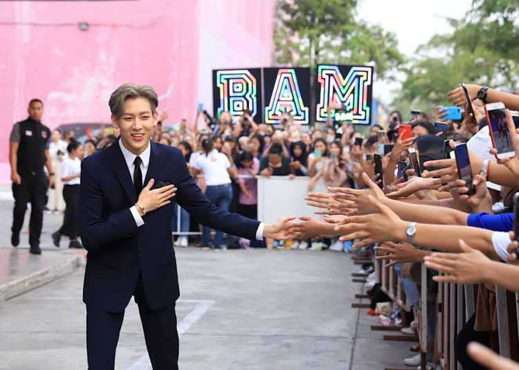 แบมแบม GOT7 ทักทายแฟน ๆ อย่างใกล้ชิดและเป็นกั