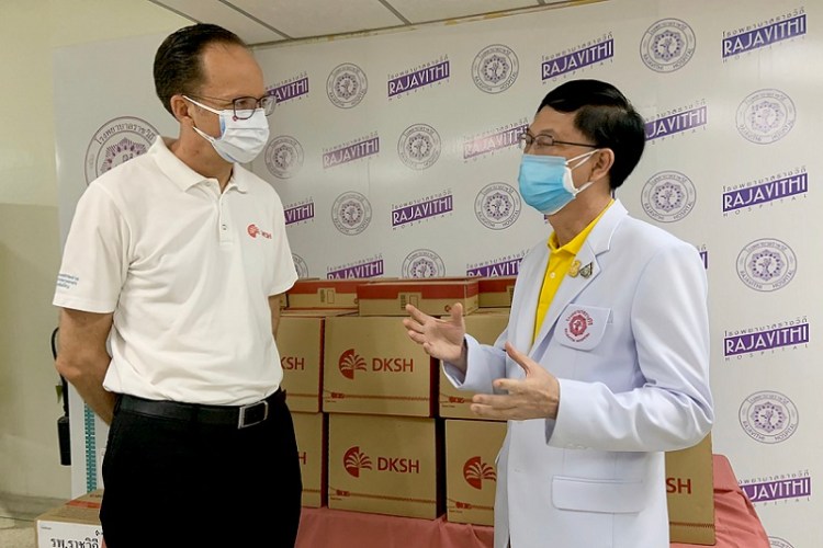 03 จอห์น แคลร์ และ นพ.สมเกียรติ ลลิตวงศา ผู้อำนวยการโรงพยาบาลราชวิถี