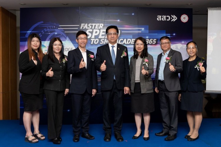 ภาพหมู่บนเวที